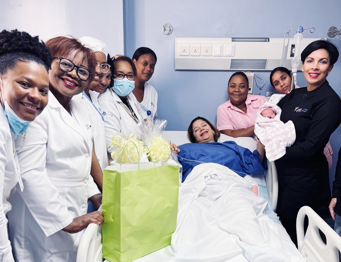 CENTRO MÉDICO PUNTA CANA MIEMBRO DEL GRUPO RESCUE CELEBRA LA VIDA DEL PRIMER BEBÉ NACIDO EN EL AÑO 2023
